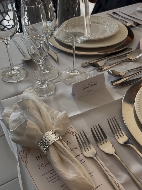Mesa posta em tons de branco e prata preparada por Rebeca Andrade para um workshop de etiqueta à mesa